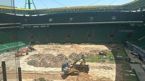 Alvalade do avesso: máquinas avançam no relvado