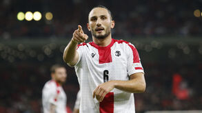 Capitão América Kochorashvili numa redoma para chegar no ponto ao Sporting
