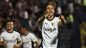 Gustavo Sá festeja com a camisola do Famalicão