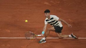 Roland Garros: Campeão Alcaraz foi testado por Dzumhur mas avançou para os 'oitavos'