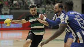 Jogadores de Sporting e FC Porto no clássico de andebol