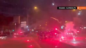 Tensão em Paris: polícia atingida por fogo de artifício junto ao Parque dos Príncipes