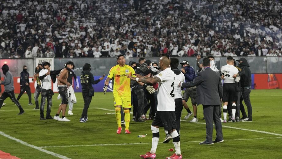 Invasão de campo no Colo Colo com Fortaleza