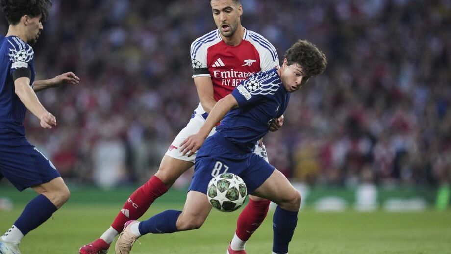 João Neves em ação frente ao Arsenal