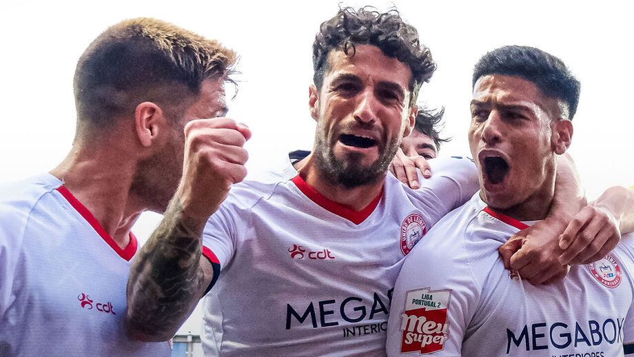 Jogadores da U. Leiria a festejarem frente à Oliveirense