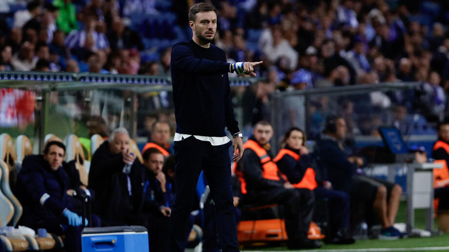 Martín Anselmi, treinador do FC Porto, a dar indicações durante o jogo