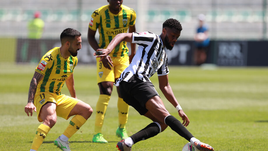 Costinha em ação frente ao Portimonense
