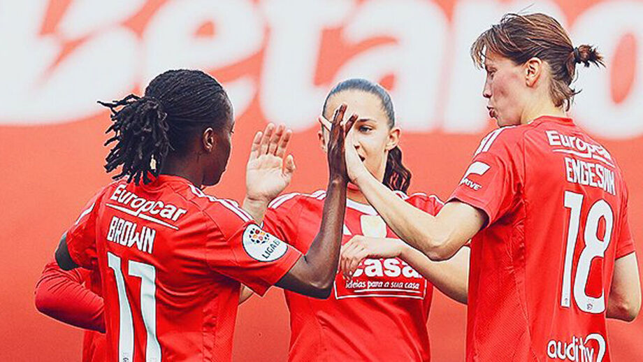 Equipa de futebol feminino do Benfica a celebrar