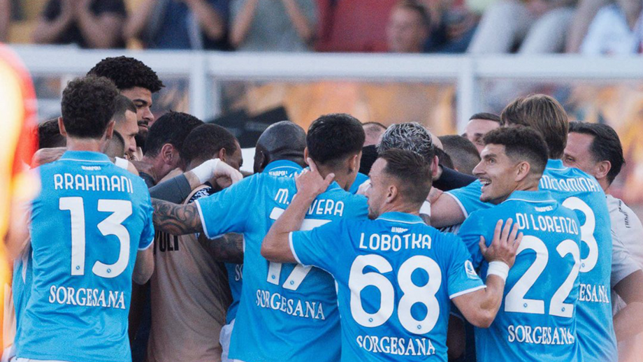 Jogadores do Nápoles festejam golo que garantiu a vitória sobre o Lecce