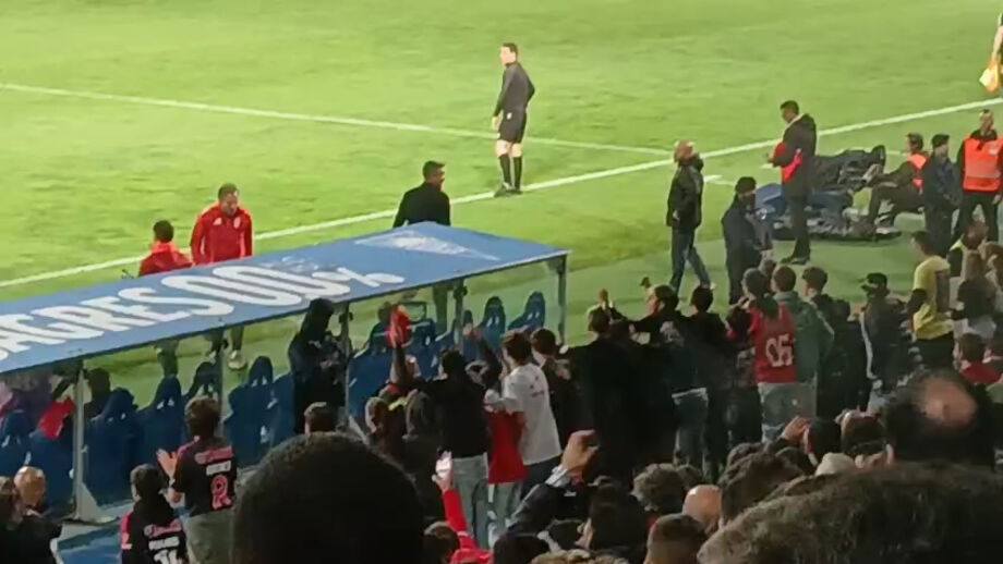 Técnico andou de um lado para o outro e pediu o apoio do público