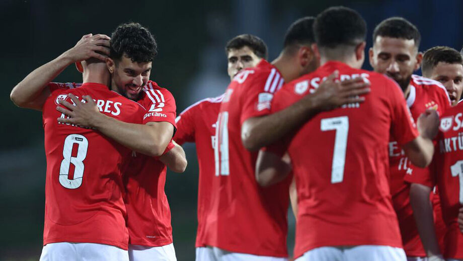 Jogadores do Benfica cumprimentam-se