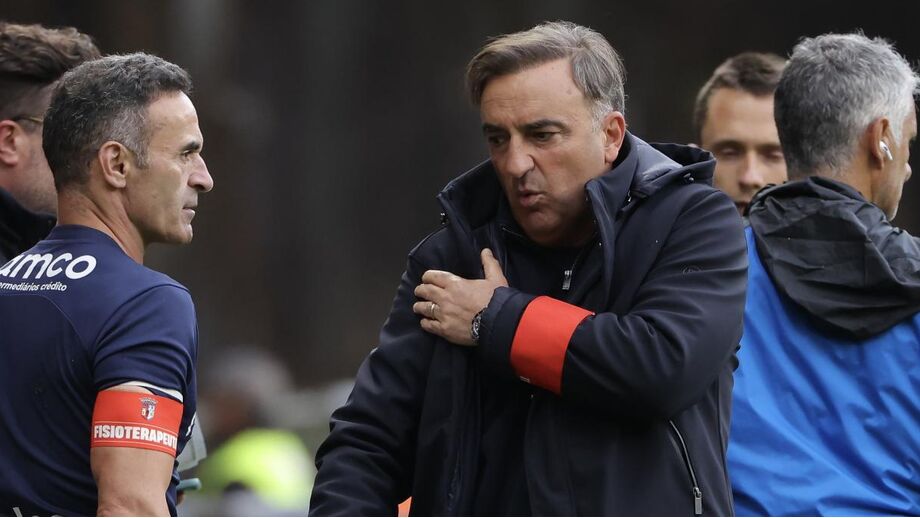 Carlos Carvalhal foi derrubado por jogador do Santa Clara