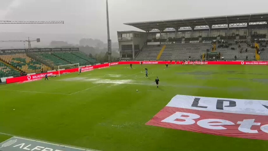 Equipas recolheram aos balneários e jogo foi adiado para as 16H10