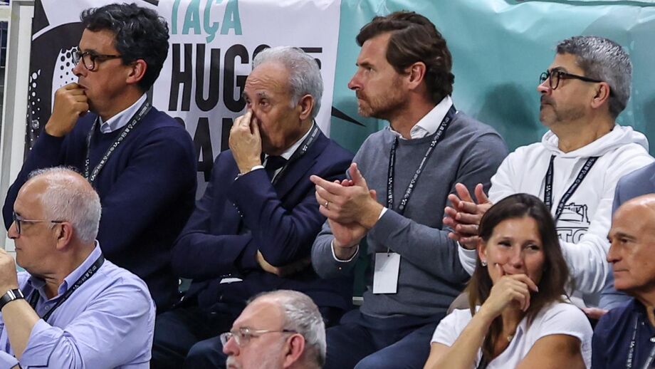 André Villas-Boas a assistir ao encontro com Alberto Babo e Mário Santos