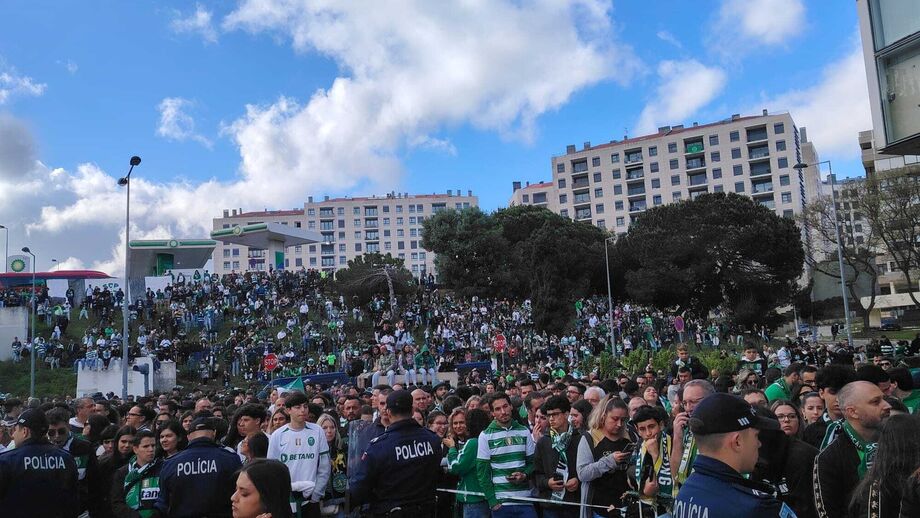 Miles de aficionados del Sporting en Alvalade