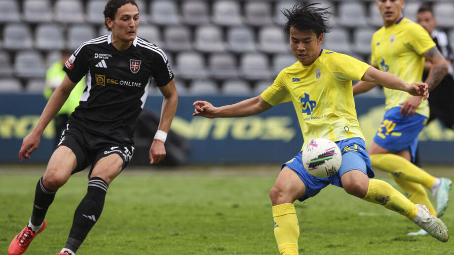 Fukui disputa a bola com Larrazabal