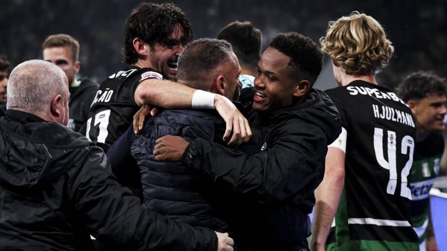 Rui Borges celebra com os jogadores