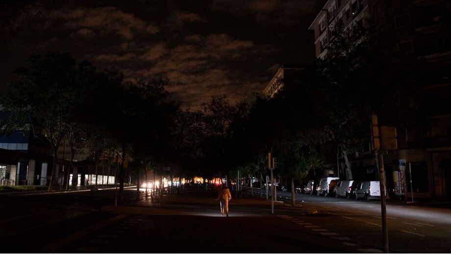 Ruas às escuras durante o apagão em Barcelona