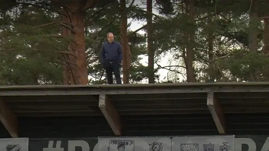 Técnico subiu à bancada e dali seguiu o jogo