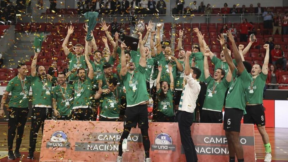 Leões erguem o troféu