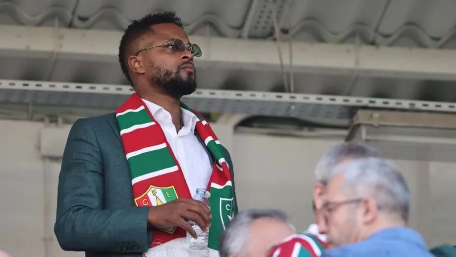 Patrice Evra atento ao E. Amadora