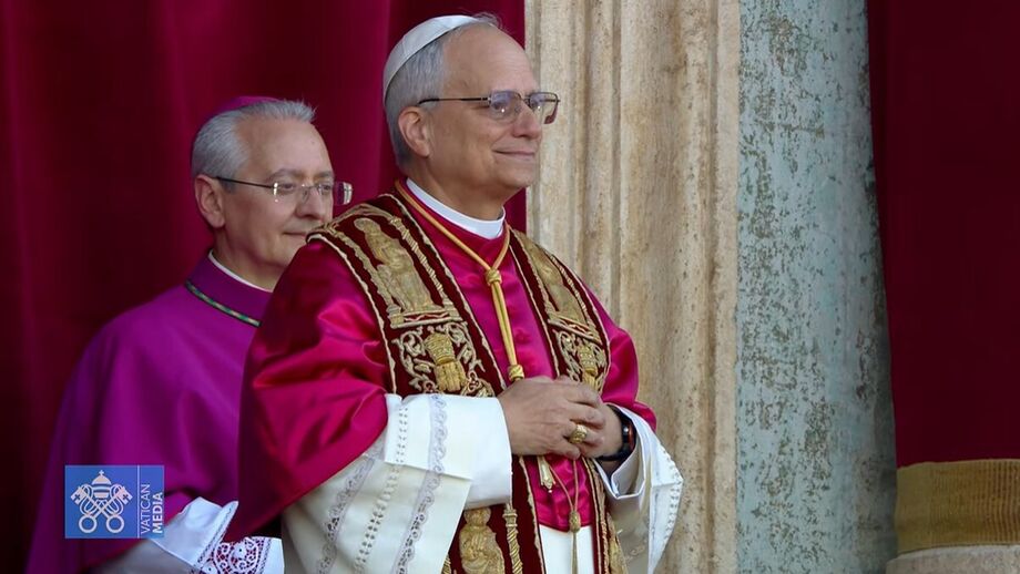 Como está o ambiente na Praça de São Pedro