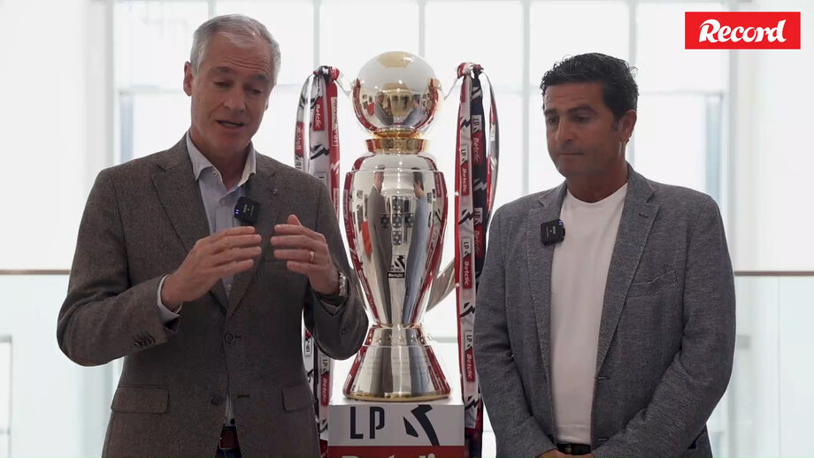 Figuras de águias e leões visitaram a redação de Record