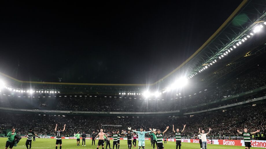 Os jogadores convocados e não convocados do Sporting no final do jogo