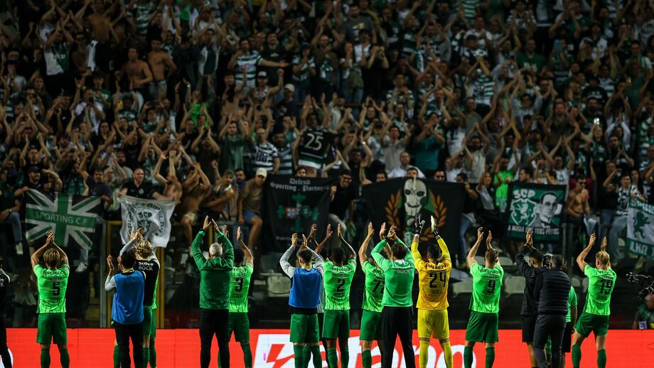 Jogadores do Sporting em comunhão com os adeptos no final