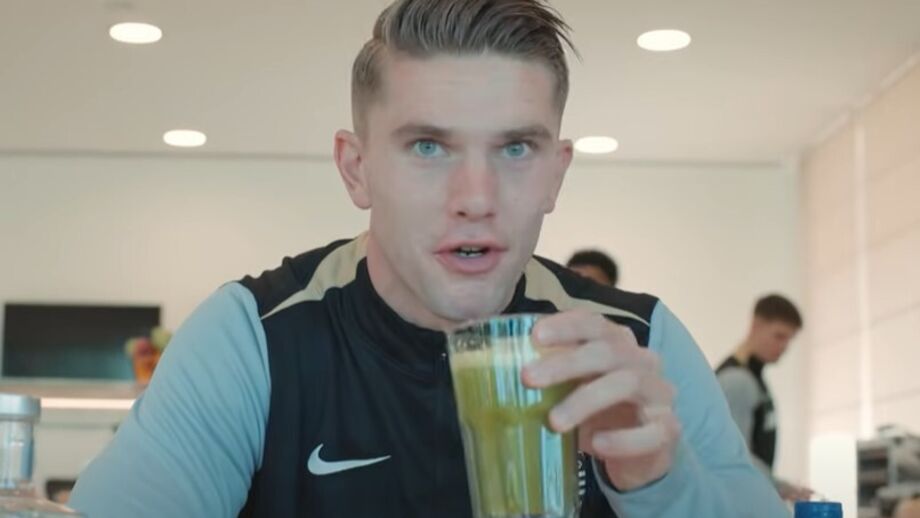 Gyökeres bebe o seu batido