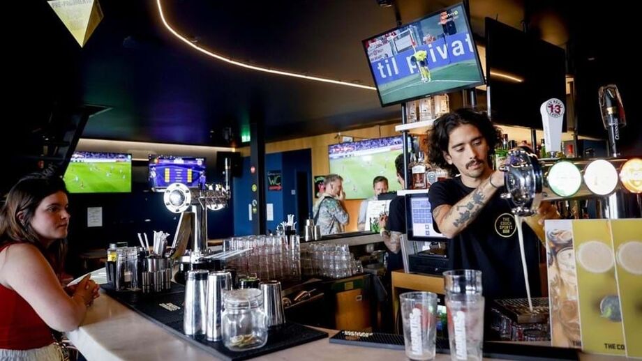 O The Couch Sports Bar, nas Docas, tem esplanadas e múltiplas ecrãs e vai transmitir o jogo que pode definir o próximo campeão