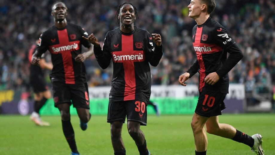 Frimpong celebra golo pelo Bayer Leverkusen