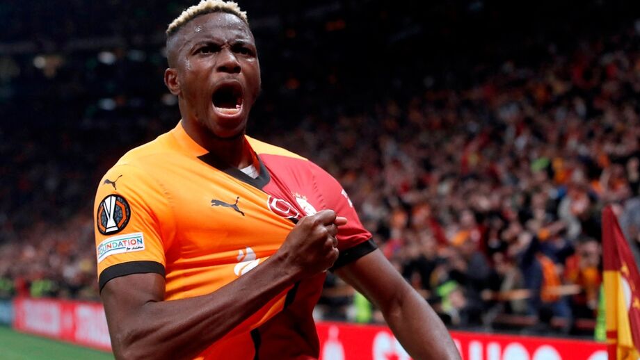 Avançado nigeriano celebra mais um golo 