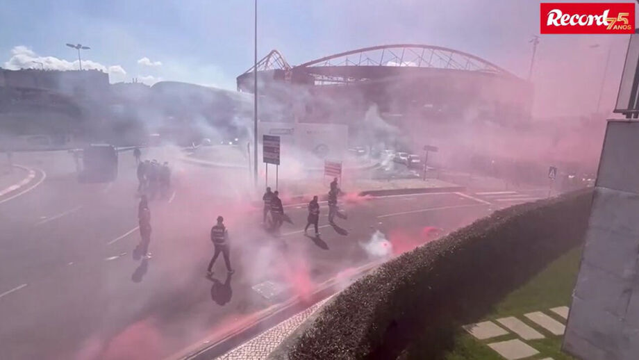 O momento de tensão entre os adeptos do Benfica e a PSP na rotunda Cosme Damião