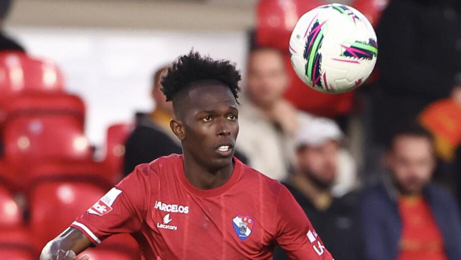 Félix Correia com a bola