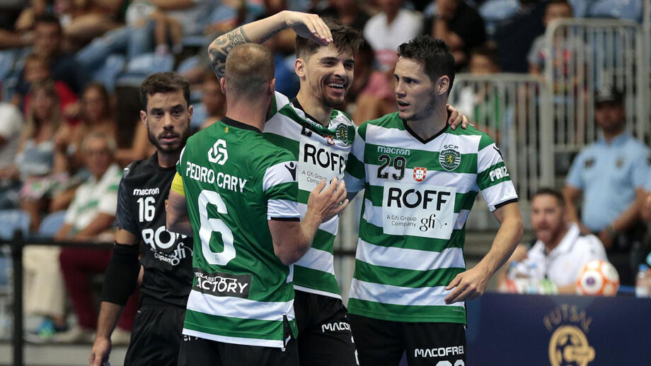 Léo Jaraguá (ao centro) quer ver a antiga equipa a festejar