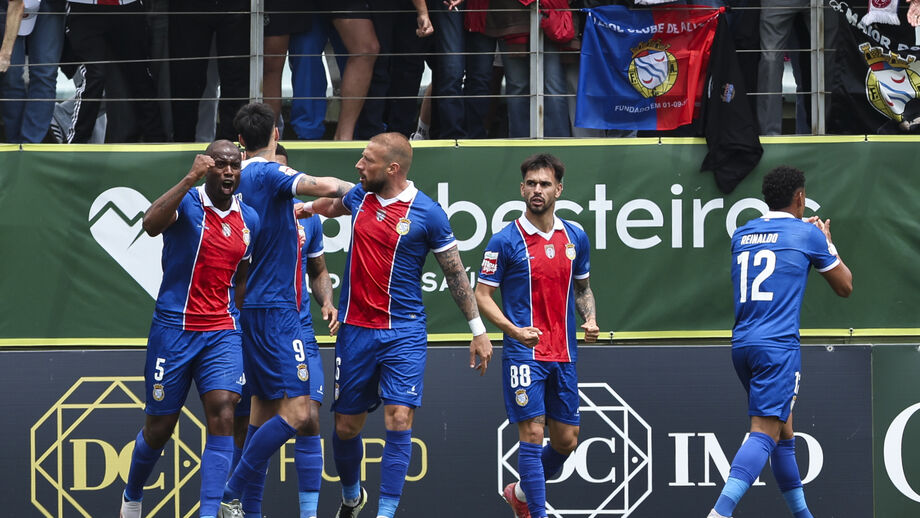 Jogadores do Alverca festejam vitória frente ao Tondela