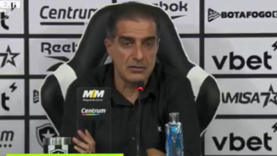 Treinador do Botafogo mostra exigência