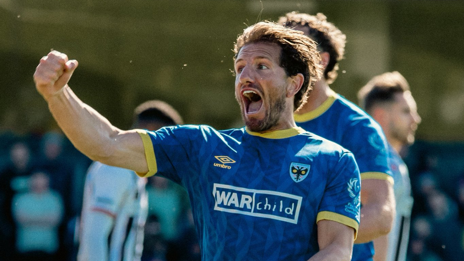 Sam Hutchinson celebra o golo da vitória frente ao Grimbsy