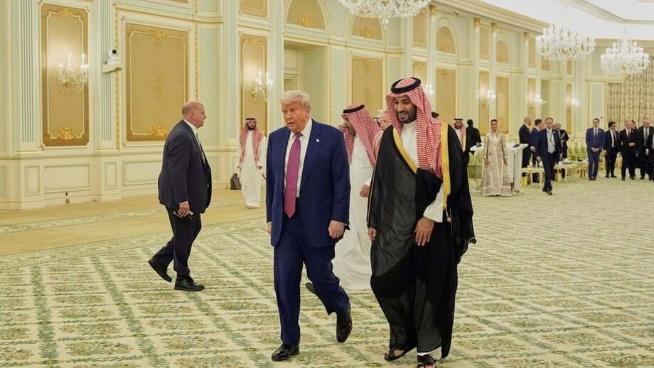 Donald Trump e o príncipe herdeiro saudita Mohammed bin Salman caminham para uma cerimónia de assinatura no Palácio Real em Riade, na Arábia Saudita