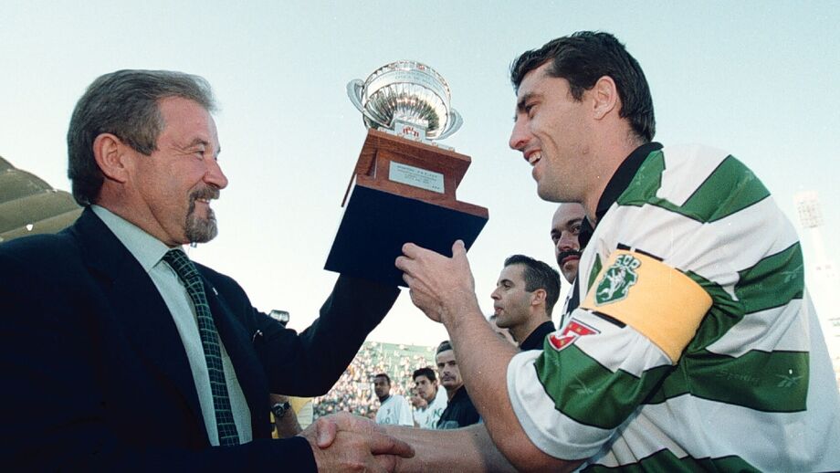 Iordanov recebe o troféu das mãos de Gilberto Madail