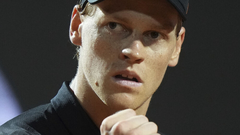 Jannik Sinner reage durante o jogo frente ao argentino Francisco Cerundolo