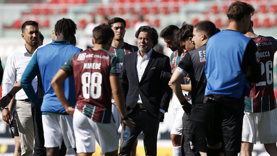 Paulo Lopo, presidente do E. Amadora, no relvado com os jogadores