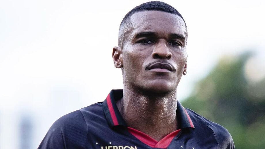 Matheus Alexandre veste a camisola do Sport Recife