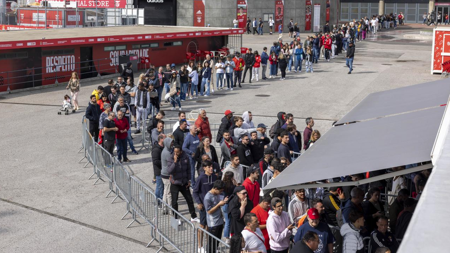Adeptos do Benfica fazem fila nas bilheteiras