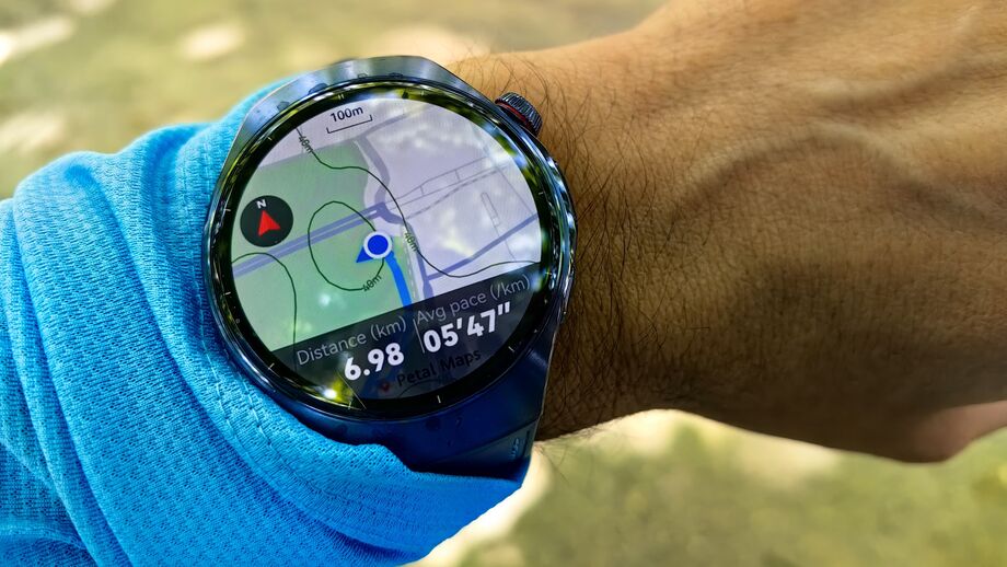 Podemos carregar e seguir mapas, mas sentimos falta de alertas prévios das direções a seguir