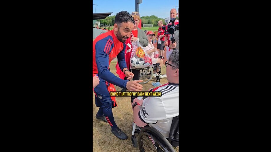 Treinador dos red devils tirou fotografias e assinou autógrafos antes de mais um treino