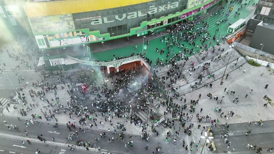 Adeptos junto a Alvalade