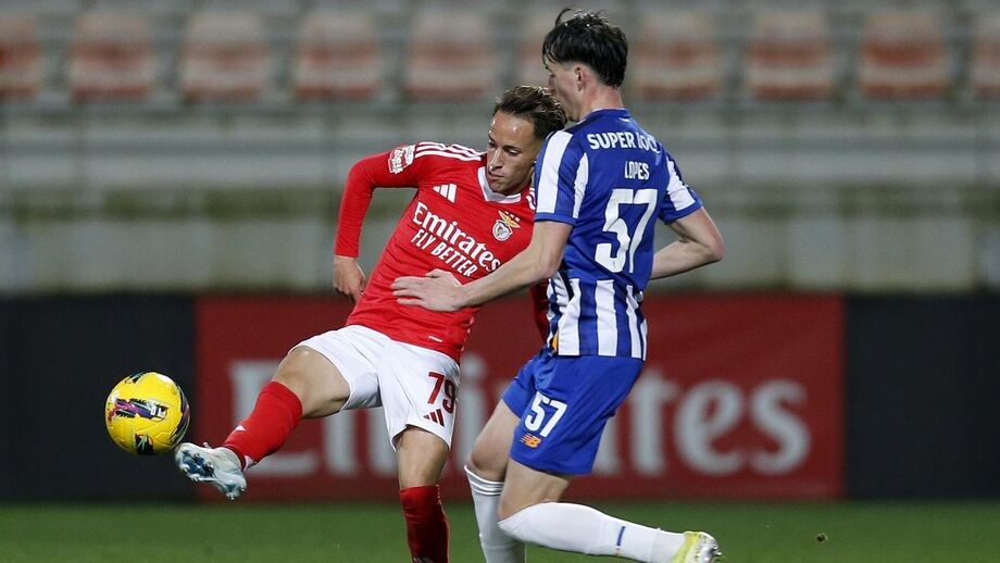 Disputa de bola no FC Porto B-Benfica B