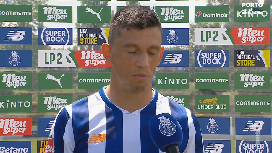 Jogador do FC Porto colocou um ponto final na carreira e saiu do jogo do Benfica B sob uma enorme ovação
